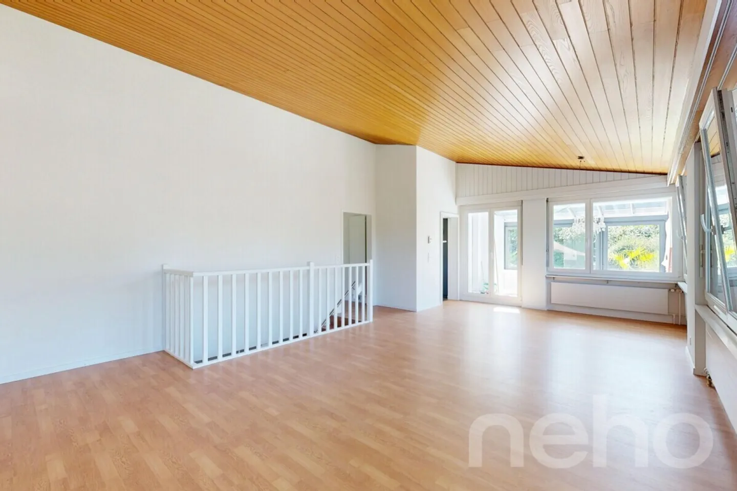 Maison individuelle de 5,5 pièces avec jardin, étang et options polyvalentes - Photo 3 sur 12