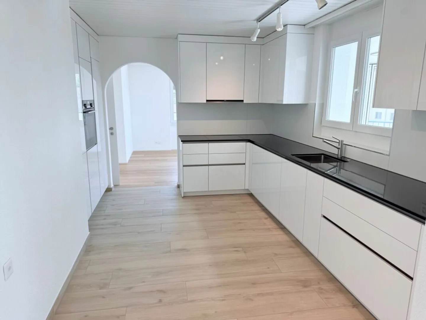 Penthouse entièrement rénové de 6 pièces avec grand jardin d'hiver - Photo 5 sur 23