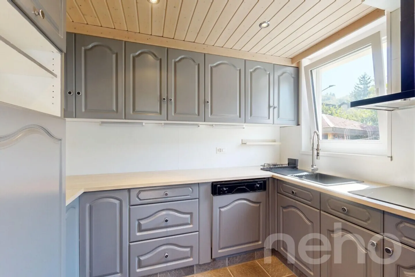 Maison individuelle de 5,5 pièces avec jardin, étang et options polyvalentes - Photo 5 sur 12