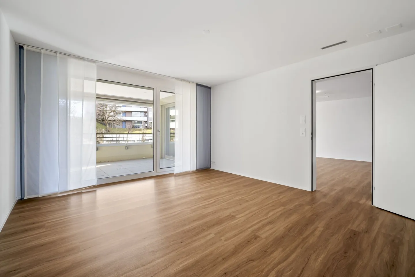 Modern 2.5-Room Apartment on the Raised Ground Floor - Stylish Living in Zurich - Photo 2 of 8