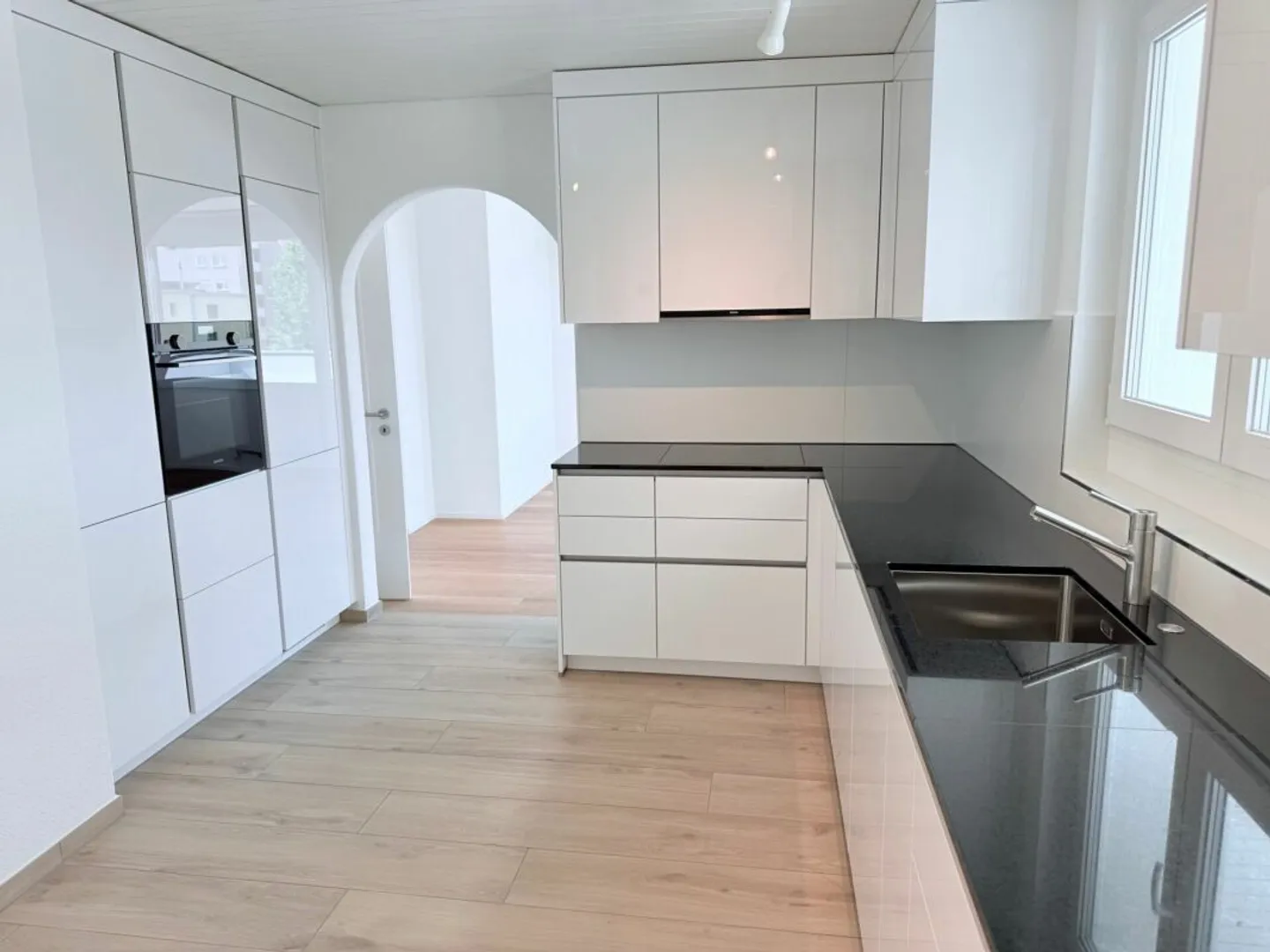 Penthouse entièrement rénové de 6 pièces avec grand jardin d'hiver - Photo 3 sur 23