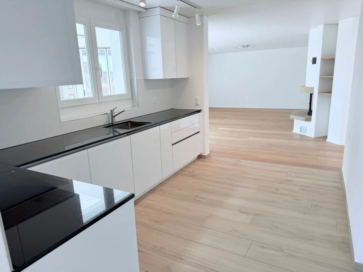 Penthouse entièrement rénové de 6 pièces avec grand jardin d'hiver - Photo 4 sur 23