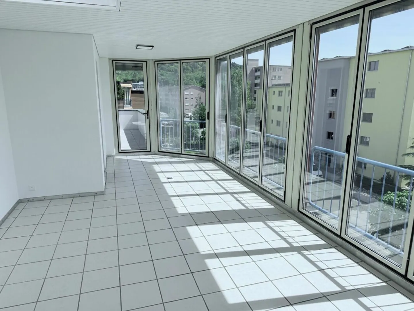 Penthouse entièrement rénové de 6 pièces avec grand jardin d'hiver - Photo 2 sur 23