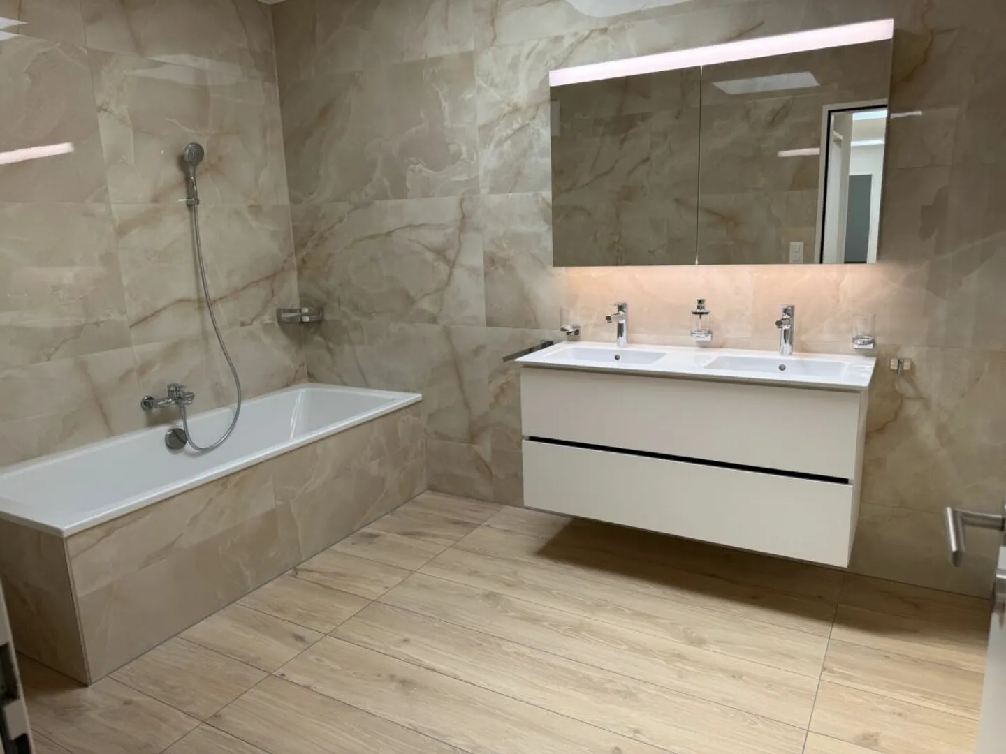 Penthouse entièrement rénové de 6 pièces avec grand jardin d'hiver - Photo 8 sur 23