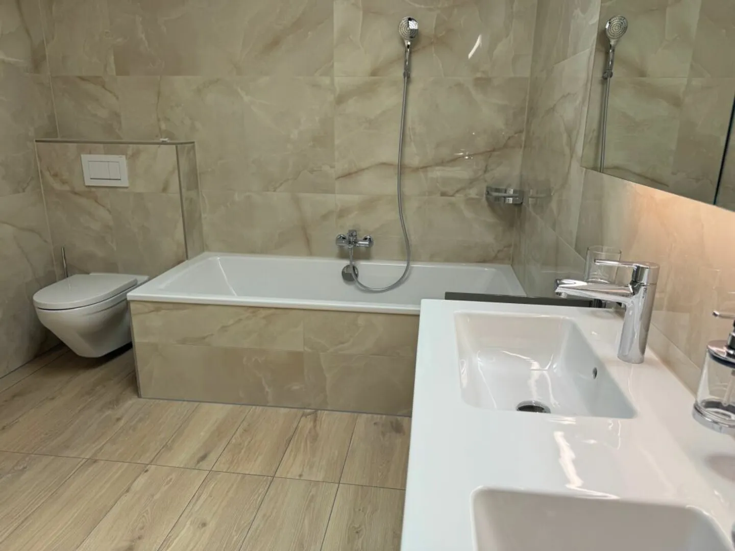 Penthouse entièrement rénové de 6 pièces avec grand jardin d'hiver - Photo 10 sur 23