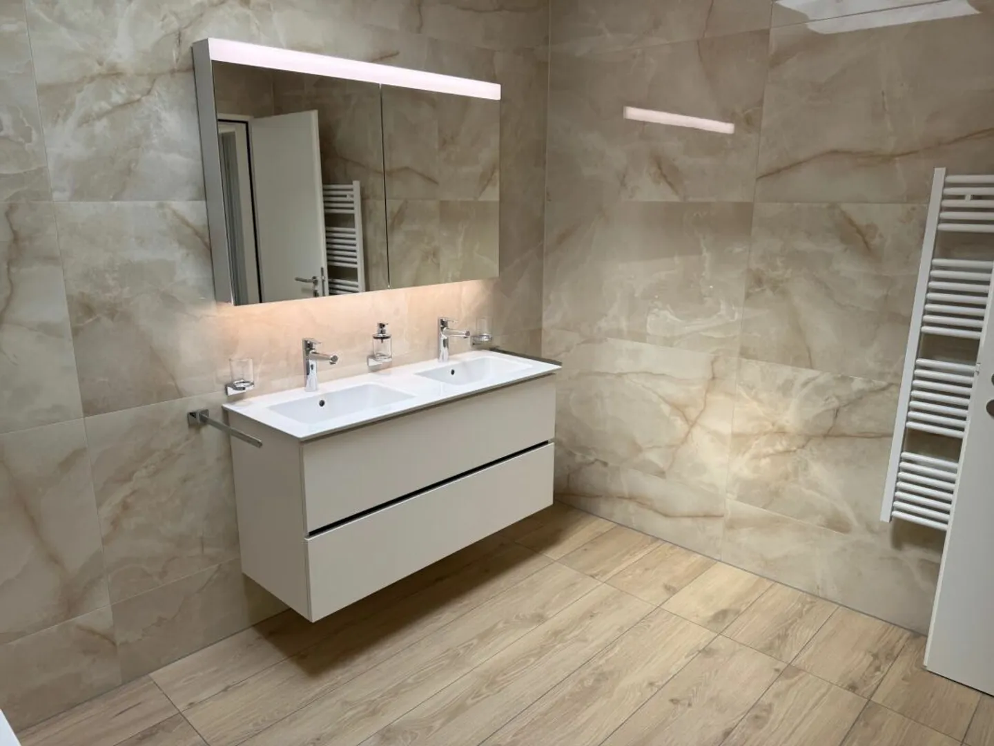Penthouse entièrement rénové de 6 pièces avec grand jardin d'hiver - Photo 9 sur 23