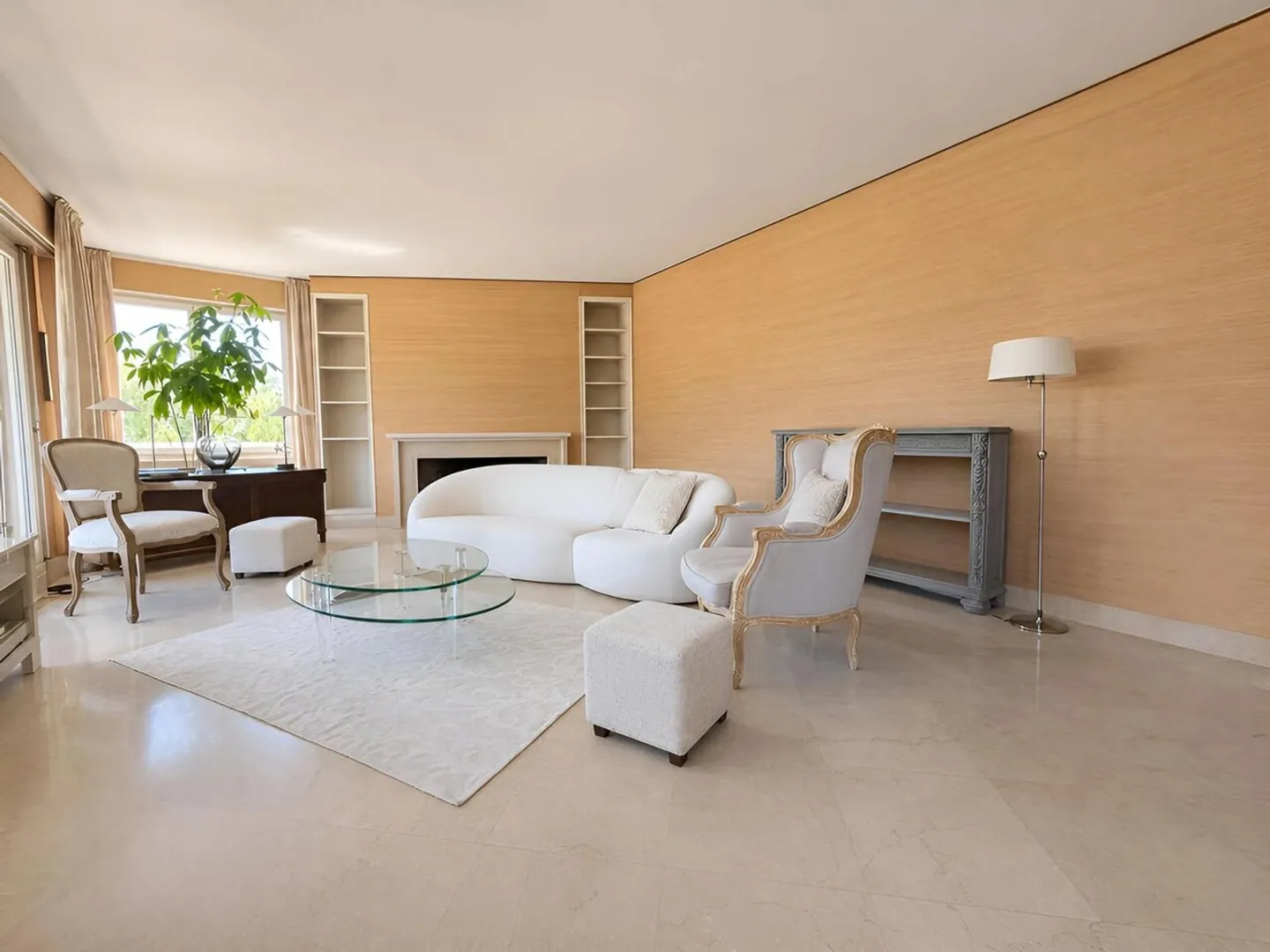Spacious 6.5-Room Apartment with Mountain View in Sion - Photo 2 of 11