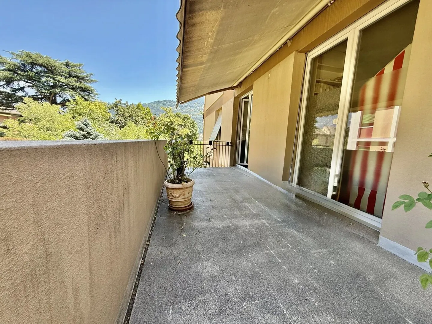 Spacious 6.5-Room Apartment with Mountain View in Sion - Photo 4 of 11