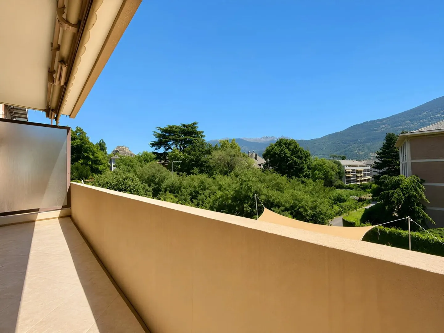Spacious 6.5-Room Apartment with Mountain View in Sion - Photo 5 of 11