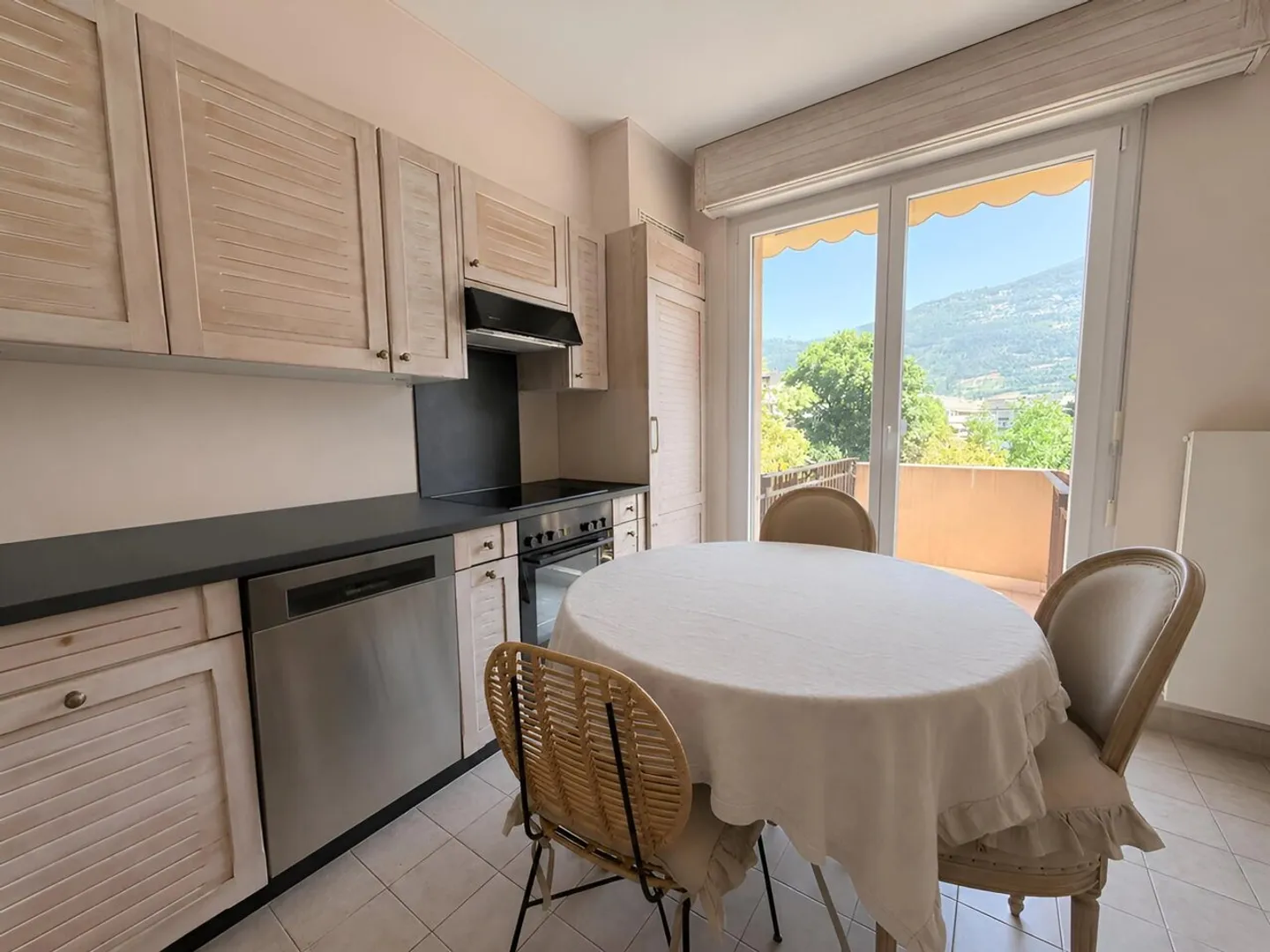 Spacious 6.5-Room Apartment with Mountain View in Sion - Photo 6 of 11