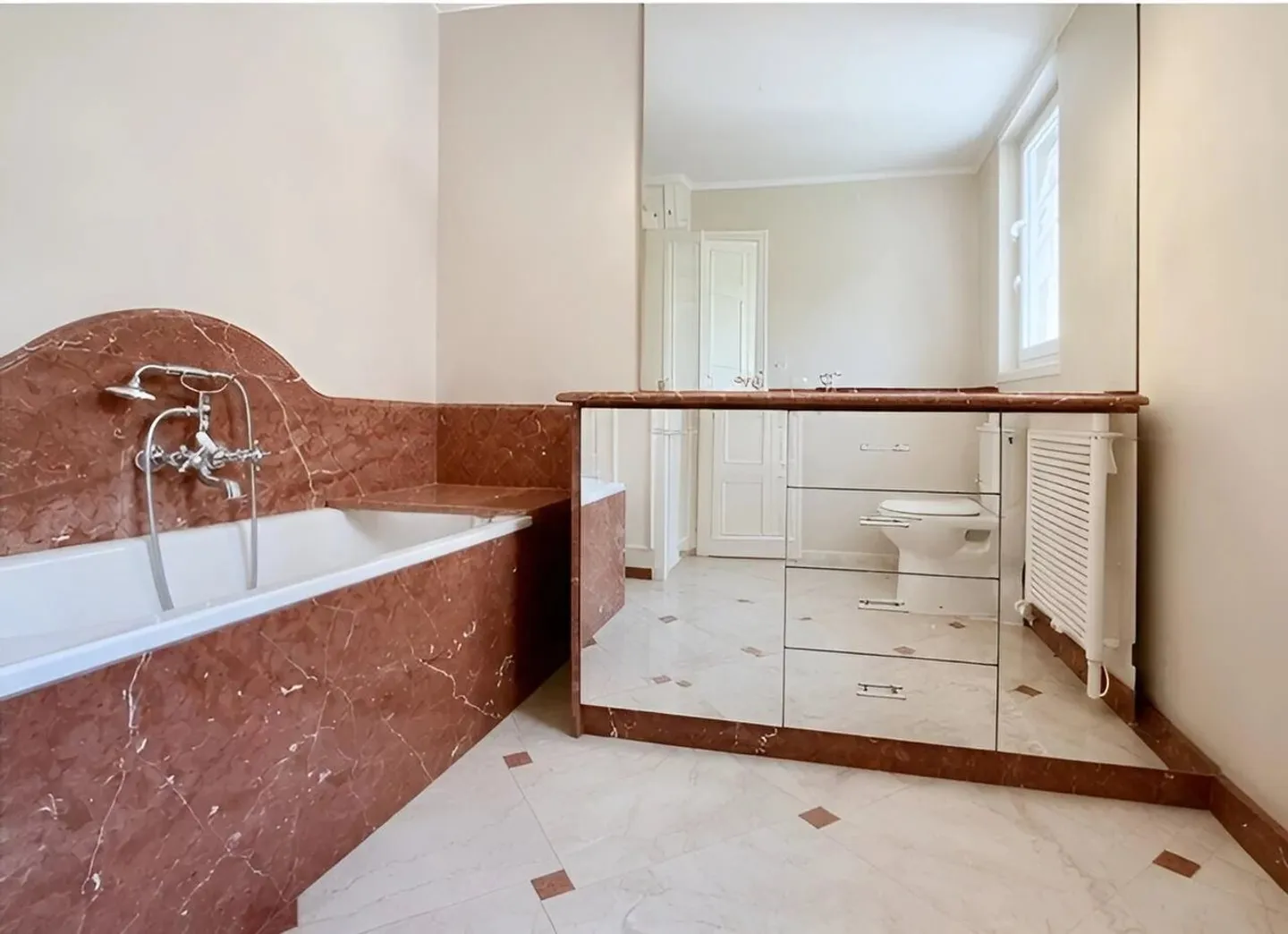 Spacious 6.5-Room Apartment with Mountain View in Sion - Photo 9 of 11