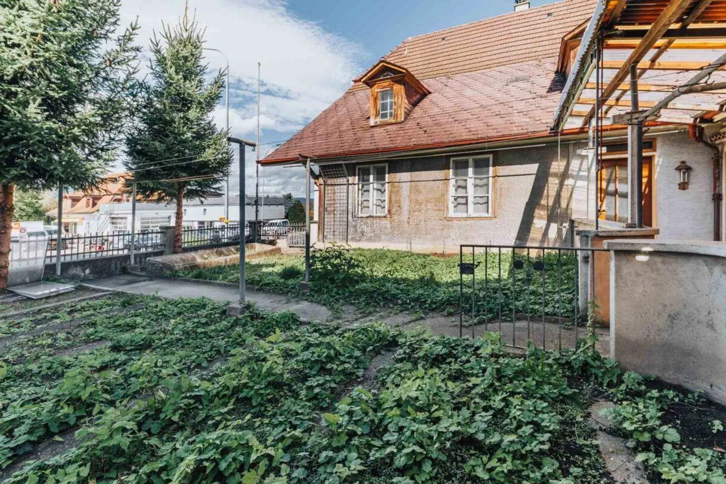 Edificio residenziale e commerciale con potenziale di ristrutturazione - Foto 3 di 10