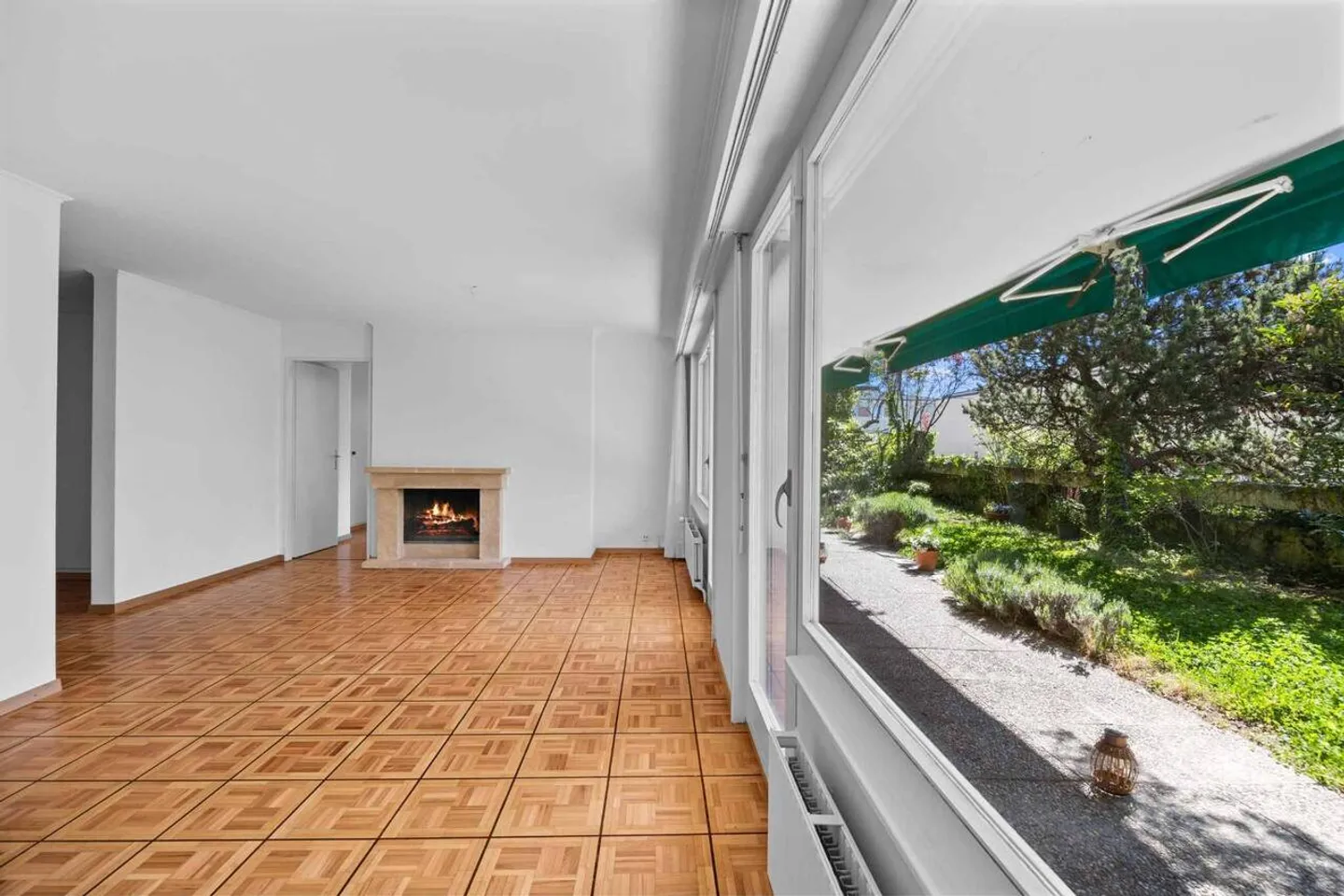 Rare in Pully: 4.5-room apartment with terrace and tree-lined garden - Photo 2 of 9