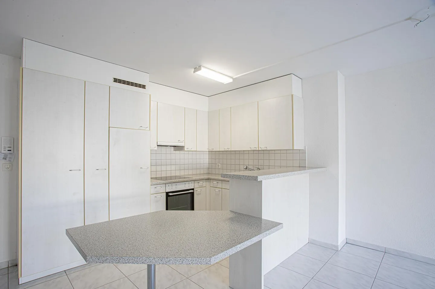 Central Single Apartment for Rent! - Photo 2 of 7