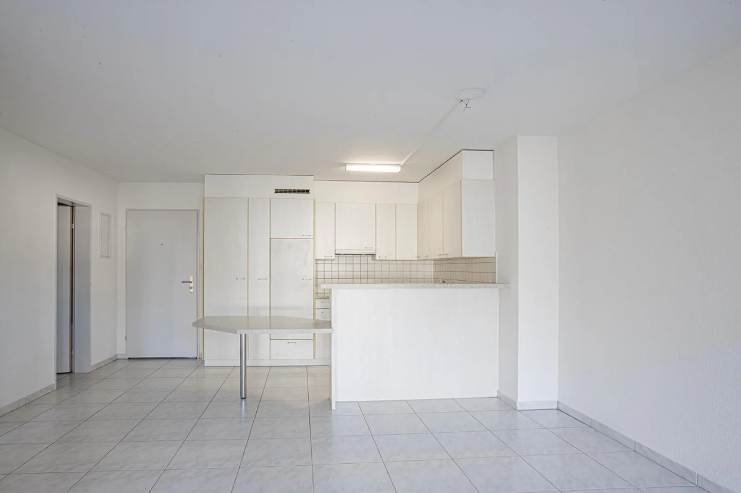 Central Single Apartment for Rent! - Photo 3 of 7