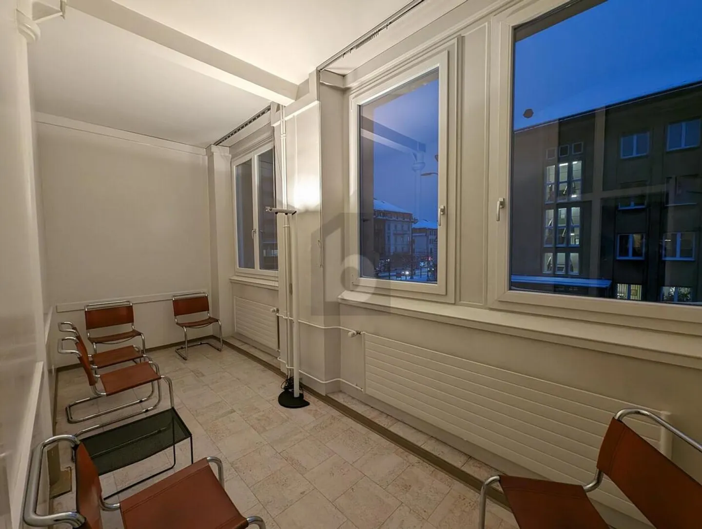 IDEALLY LOCATED IN THE CITY CENTER - Photo 2 of 6