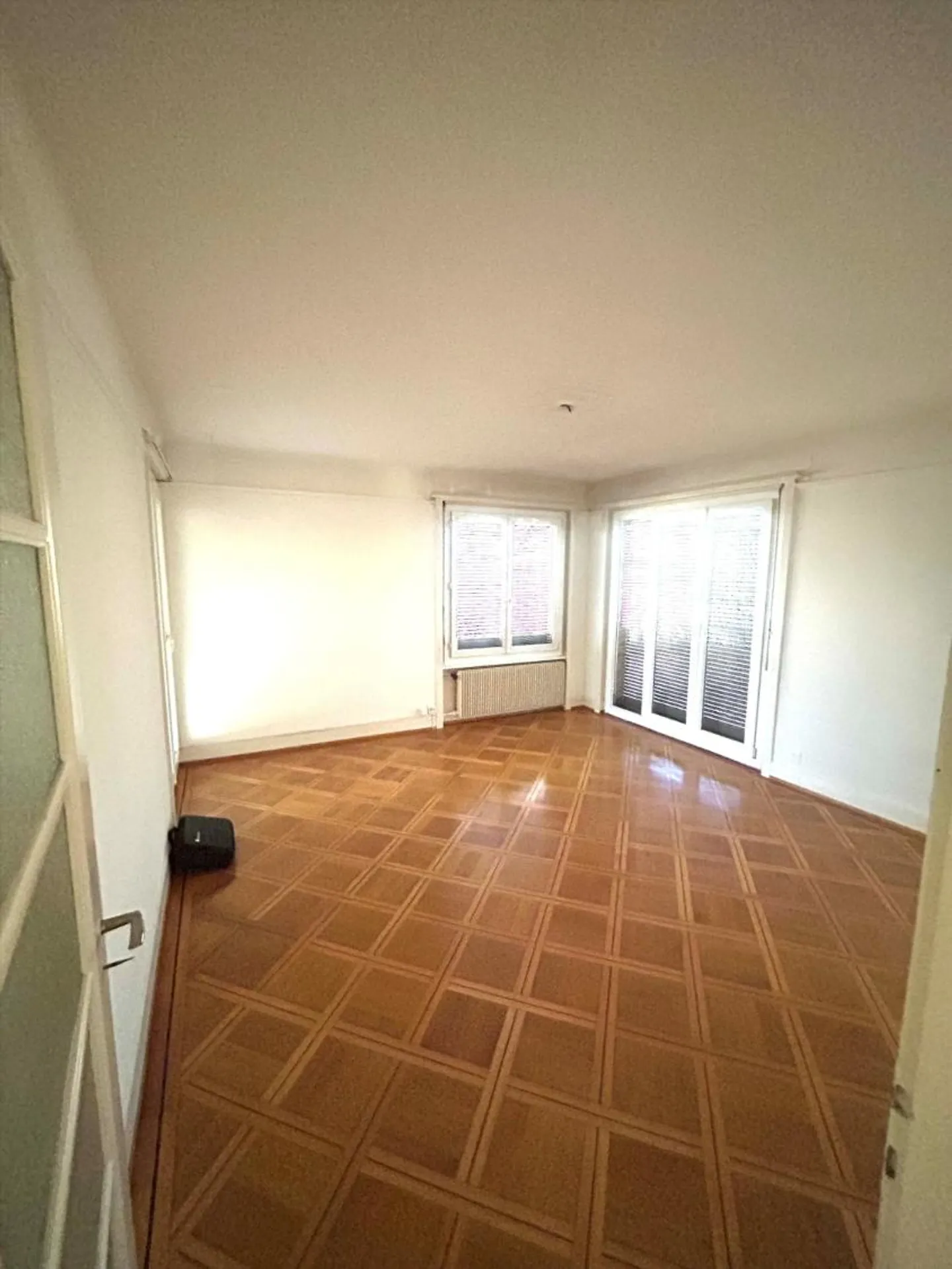 Large apartment with character, close to the train station and all amenities - Photo 2 of 3