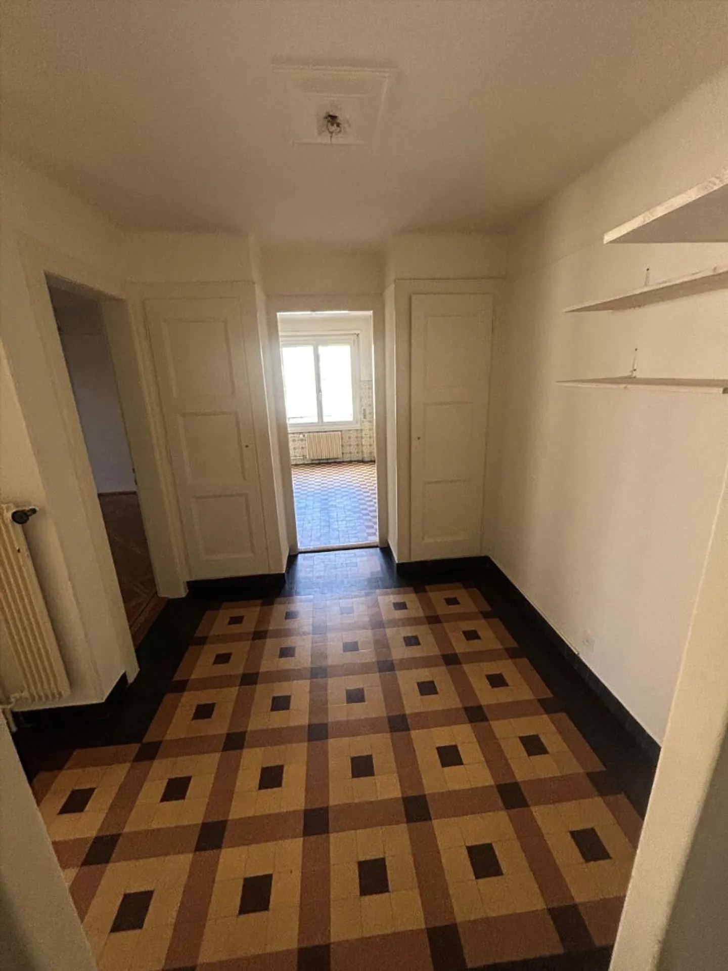 Large apartment with character, close to the train station and all amenities - Photo 3 of 3