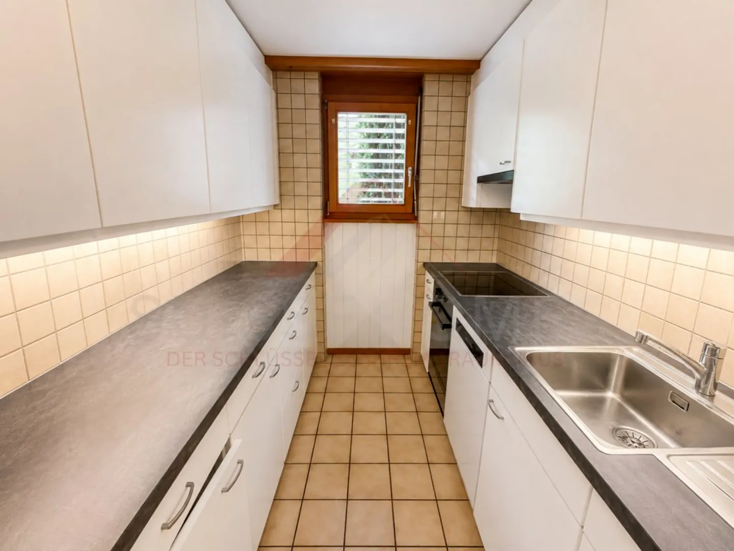Charming Apartment with Mountain View - Photo 8 of 19