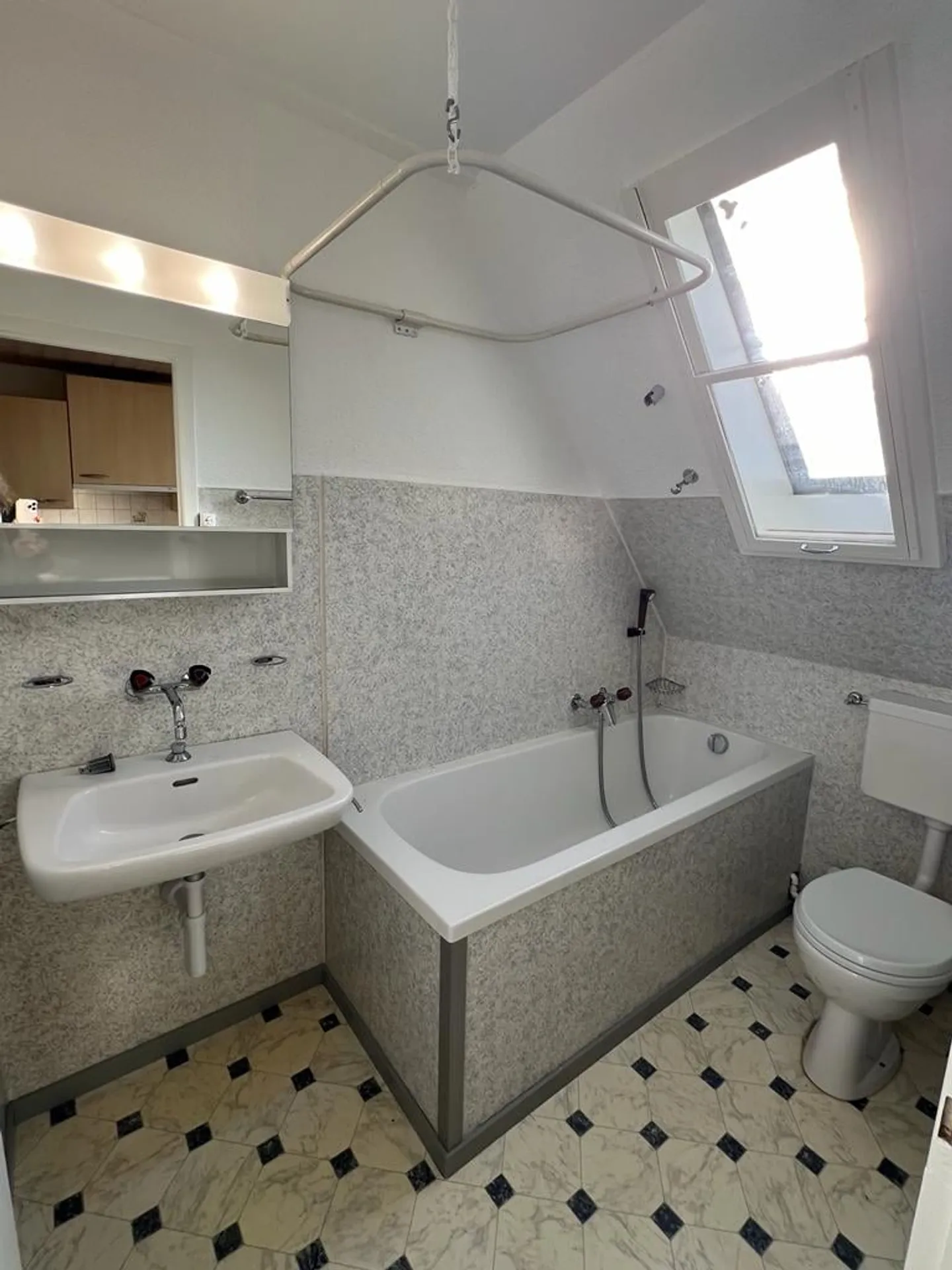 Bright Attic Apartment - Photo 8 of 11