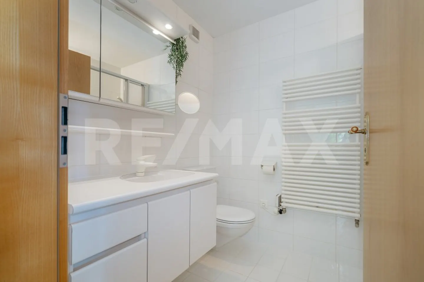 Exclusive 6.5-room maisonette apartment over three floors with wellness and unobstructed panoramic views - Photo 4 of 13
