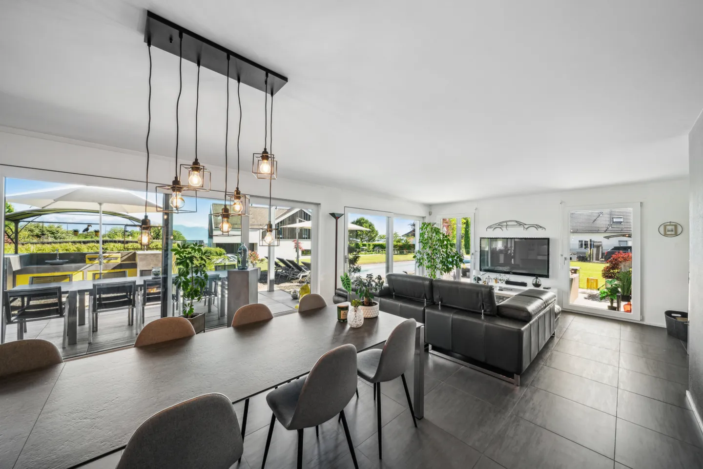 Moderne Villa mit Pool und schickem Design - Foto 3 von 12