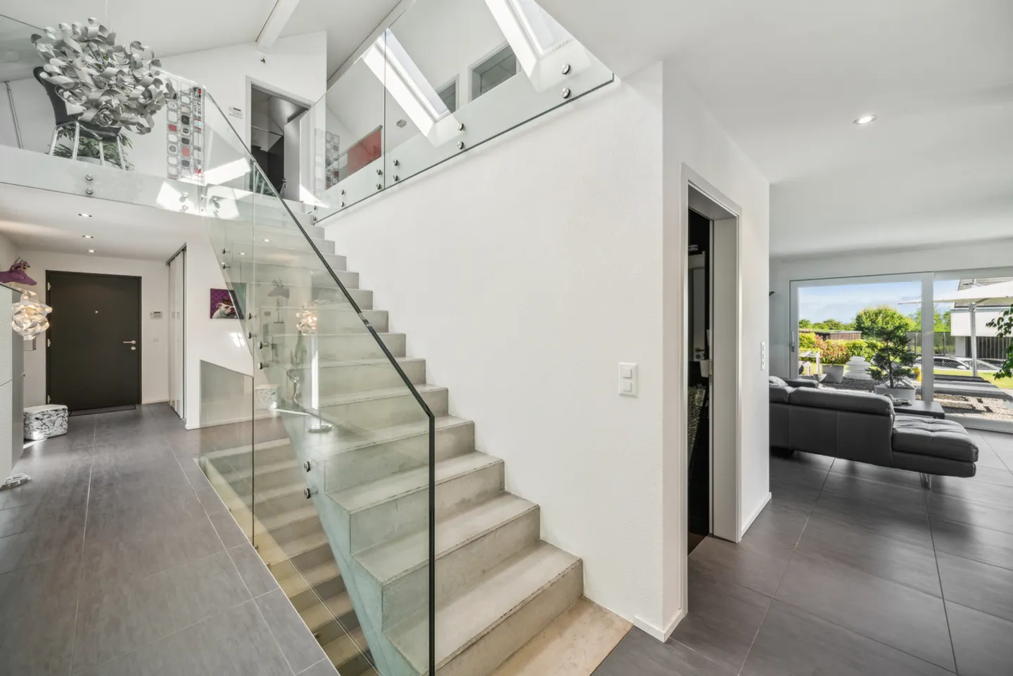 Moderne Villa mit Pool und schickem Design - Foto 5 von 12