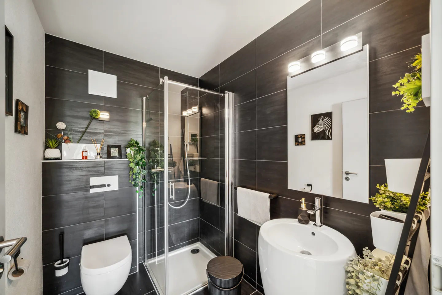 Moderne Villa mit Pool und schickem Design - Foto 6 von 12