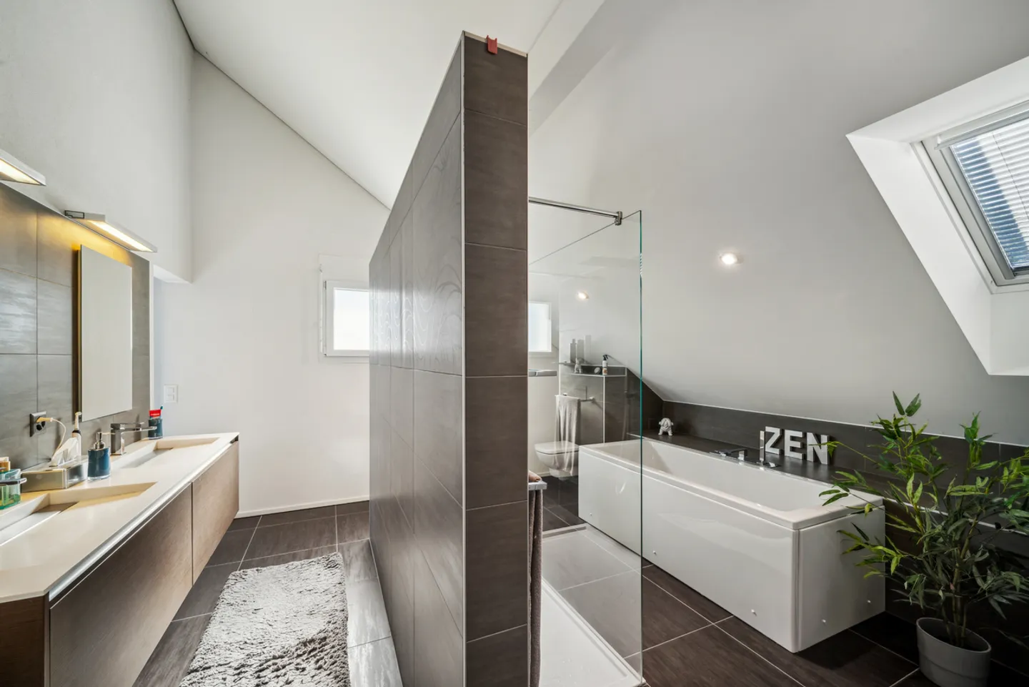 Moderne Villa mit Pool und schickem Design - Foto 9 von 12