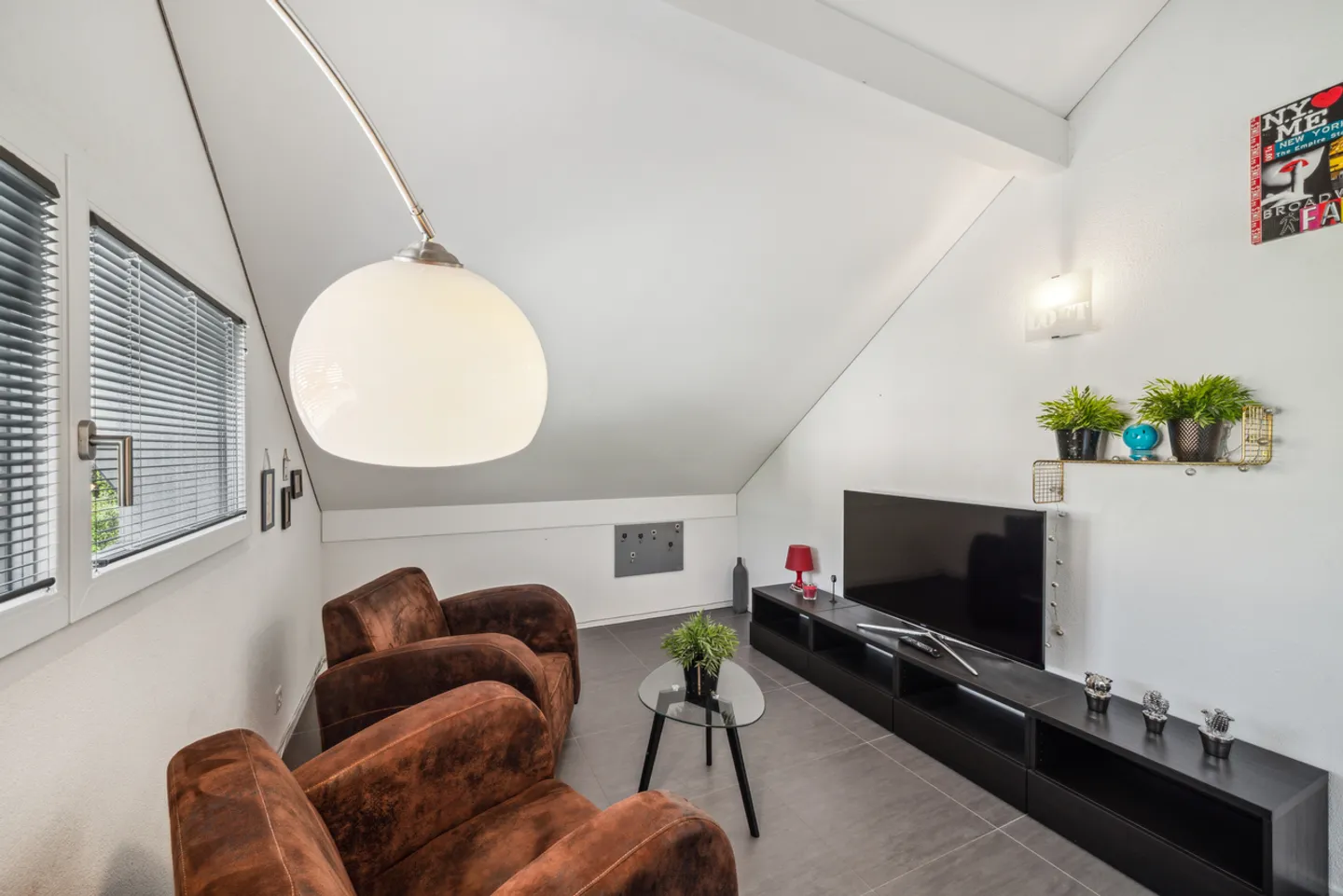 Moderne Villa mit Pool und schickem Design - Foto 10 von 12