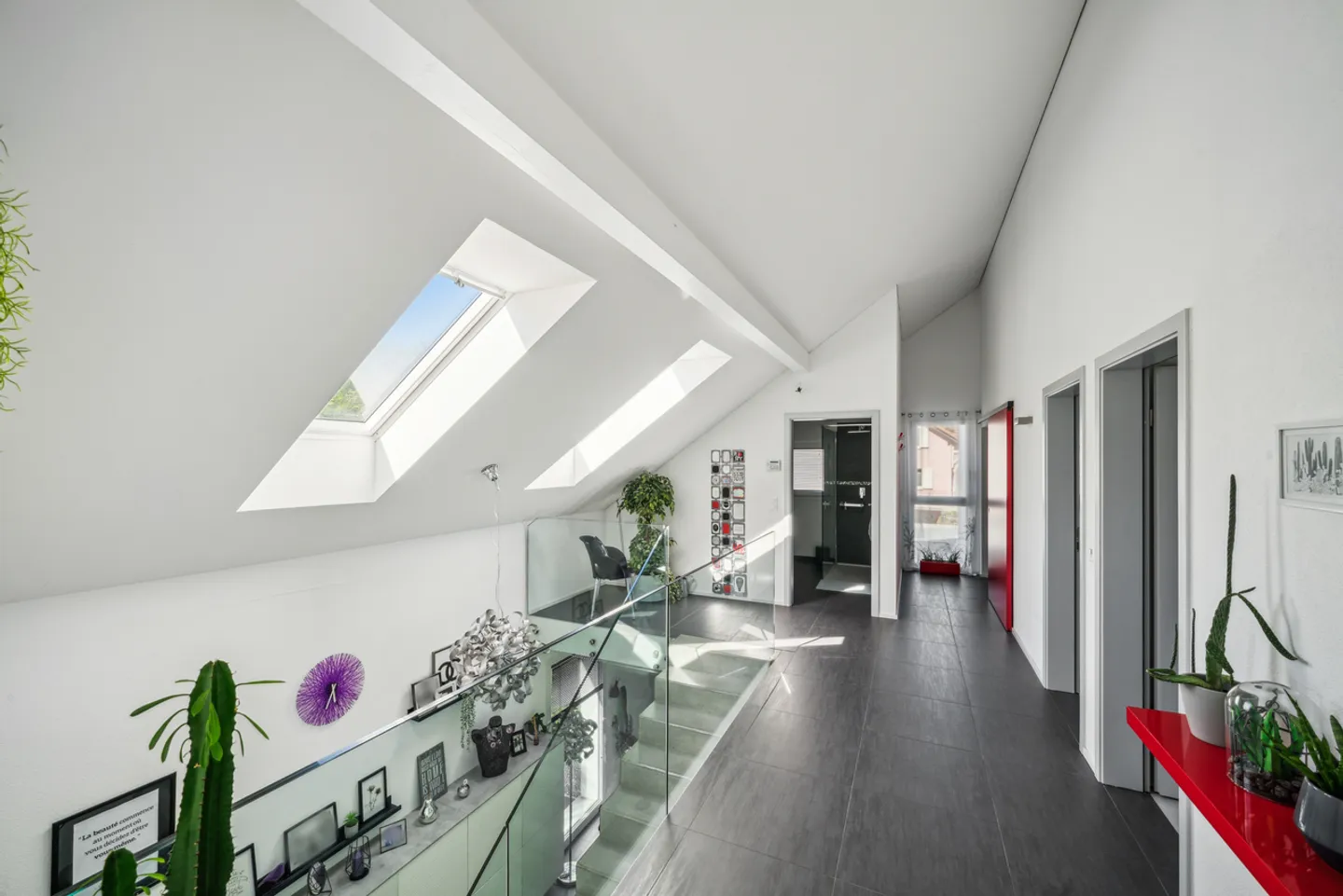 Moderne Villa mit Pool und schickem Design - Foto 11 von 12