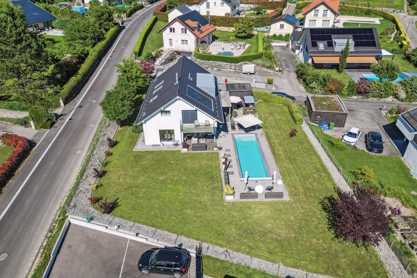 Moderne Villa mit Pool und schickem Design - Foto 12 von 12