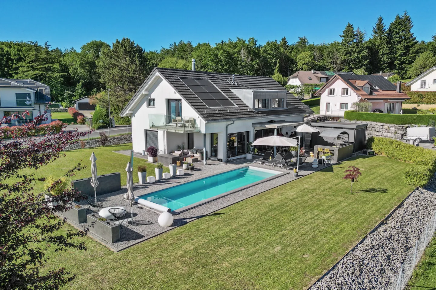 Moderne Villa mit Pool und schickem Design - Foto 1 von 12