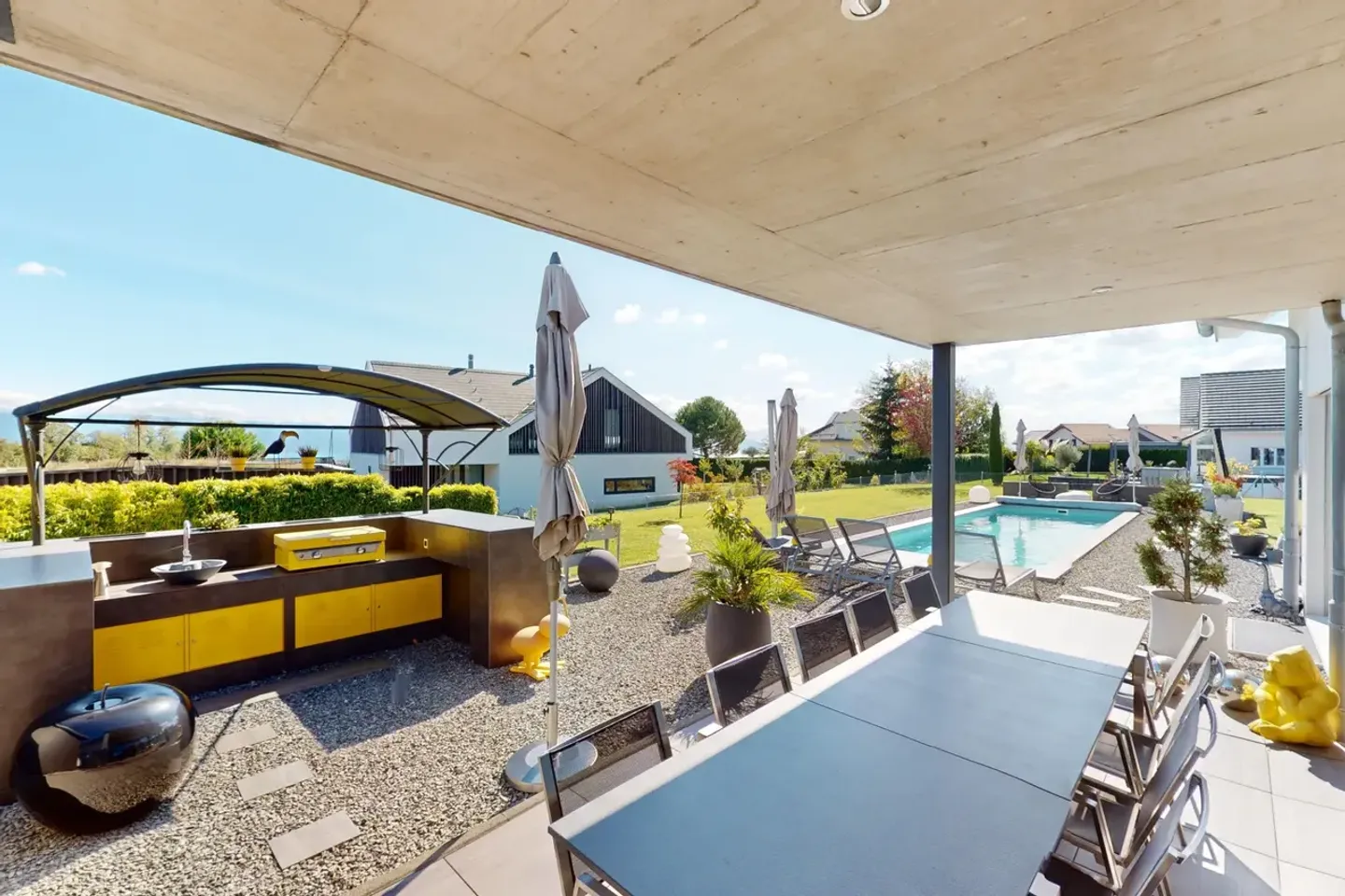 Moderne Villa mit Pool und schickem Design - Foto 2 von 12