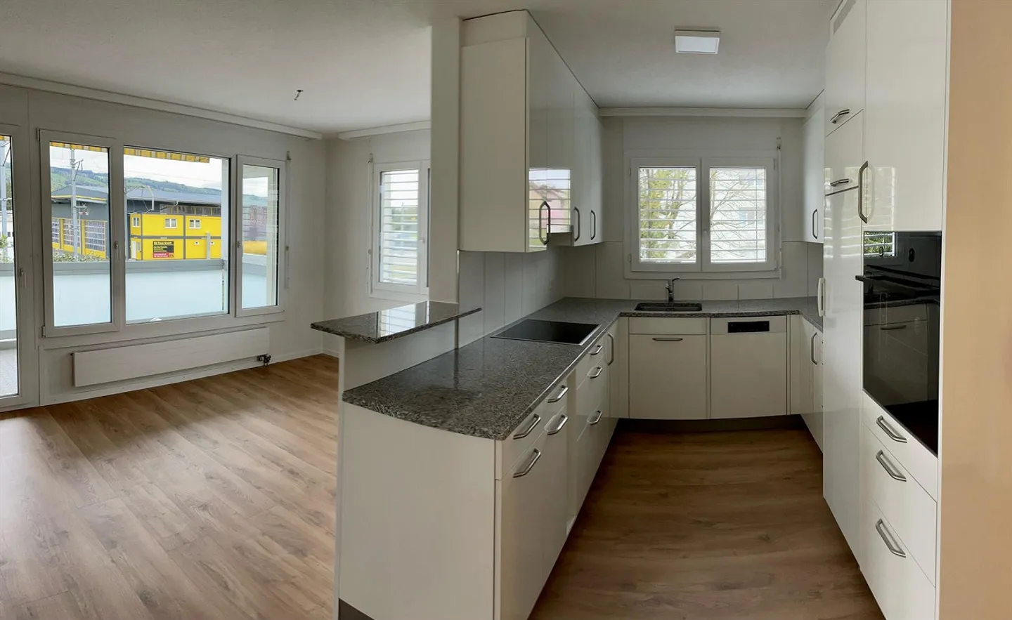 Bright spacious 4 1/2 room apartment - Photo 8 of 15
