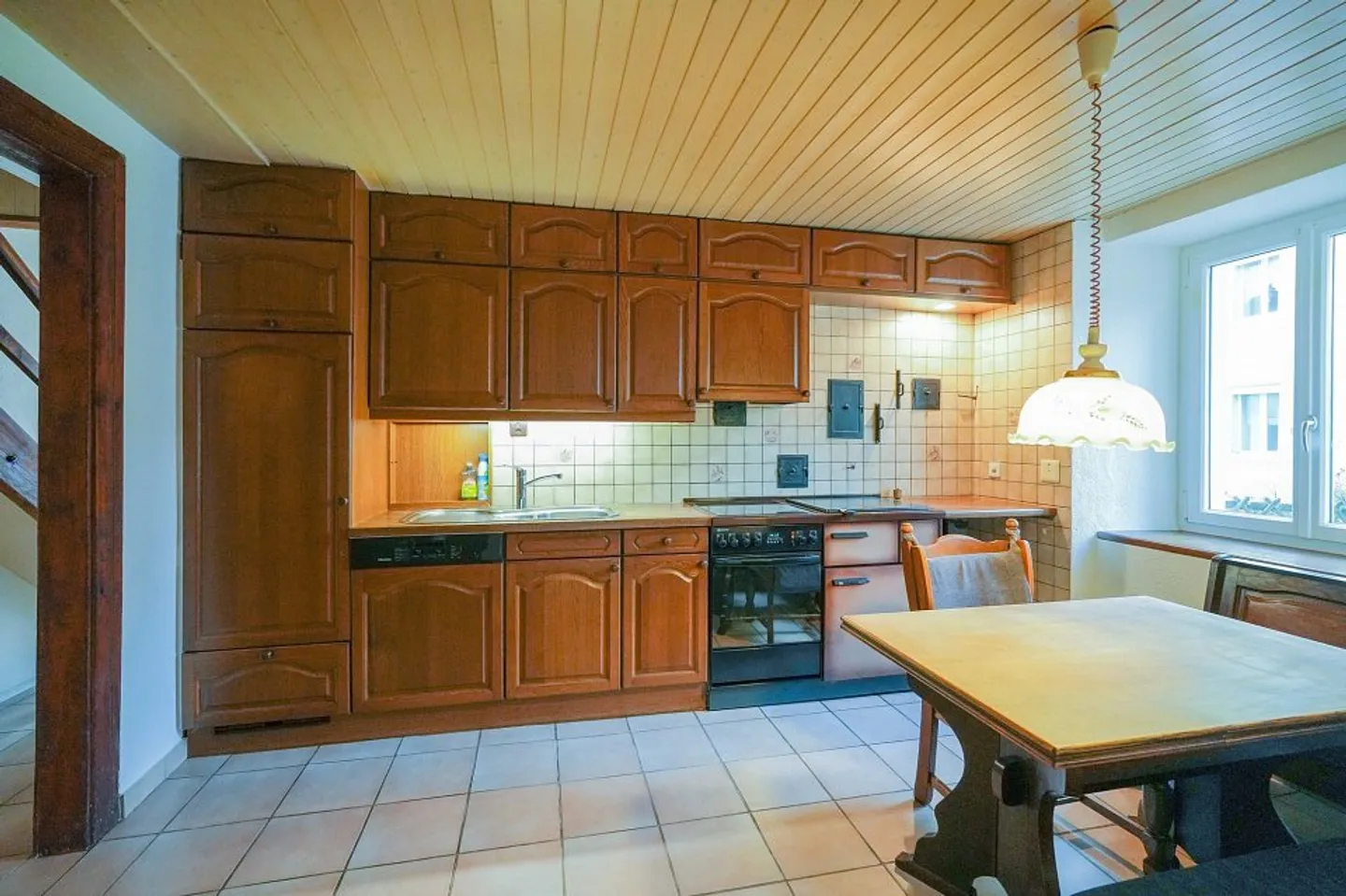 Affascinante e spazioso: casa con 6 stanze nel cuore del vecchio villaggio - Foto 4 di 13