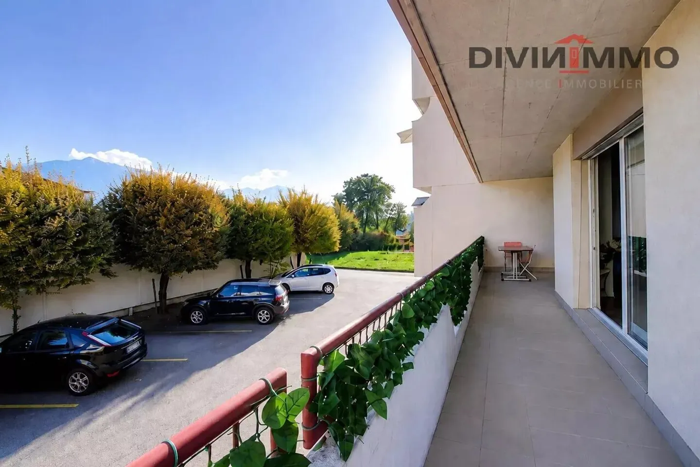 Beautiful 4.5-room apartment with garage and parking space - Photo 2 of 11