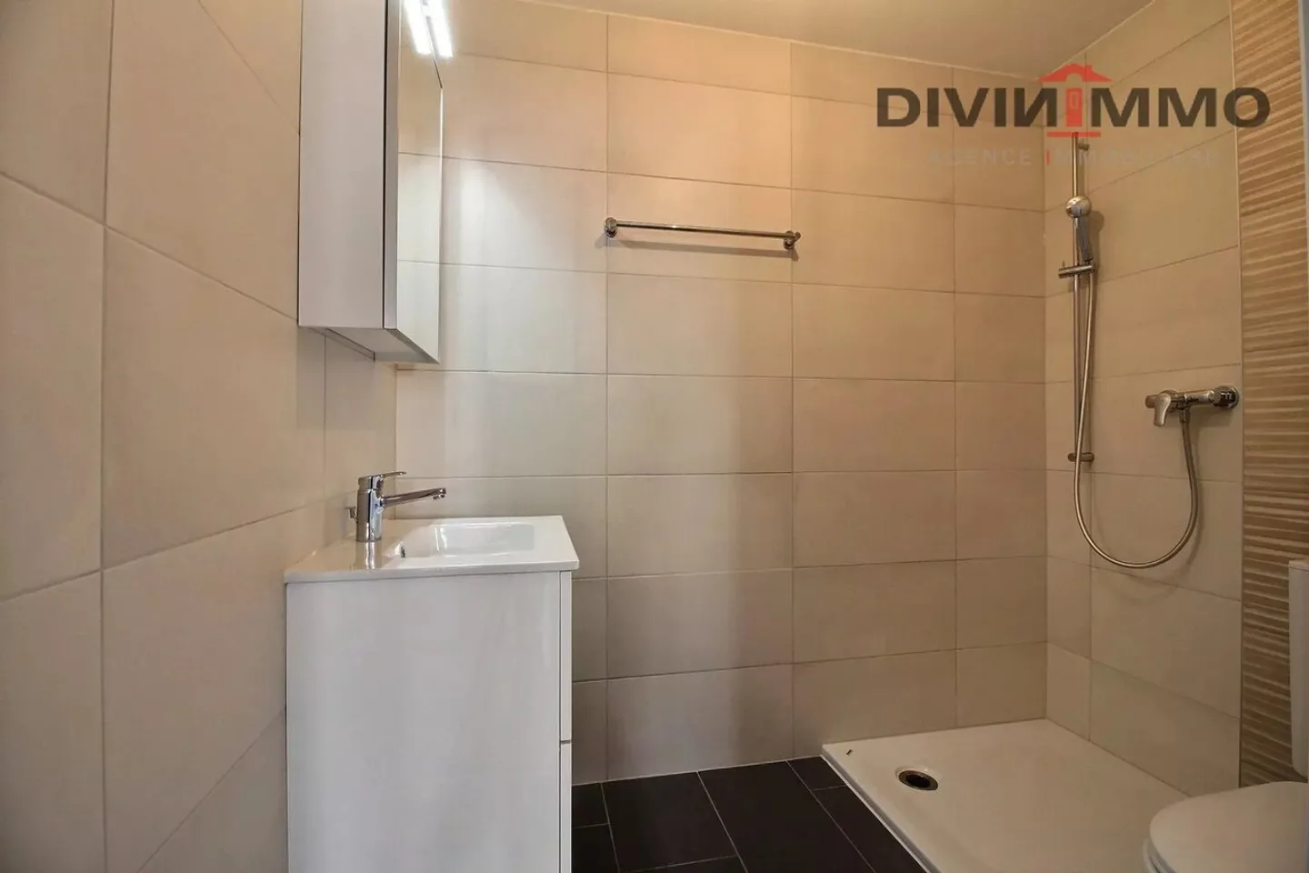 Beautiful 4.5-room apartment with garage and parking space - Photo 9 of 11