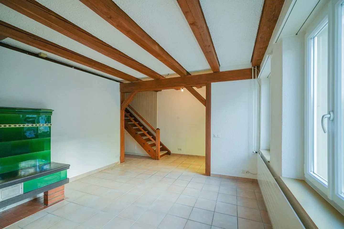 Affascinante e spazioso: casa con 6 stanze nel cuore del vecchio villaggio - Foto 5 di 13