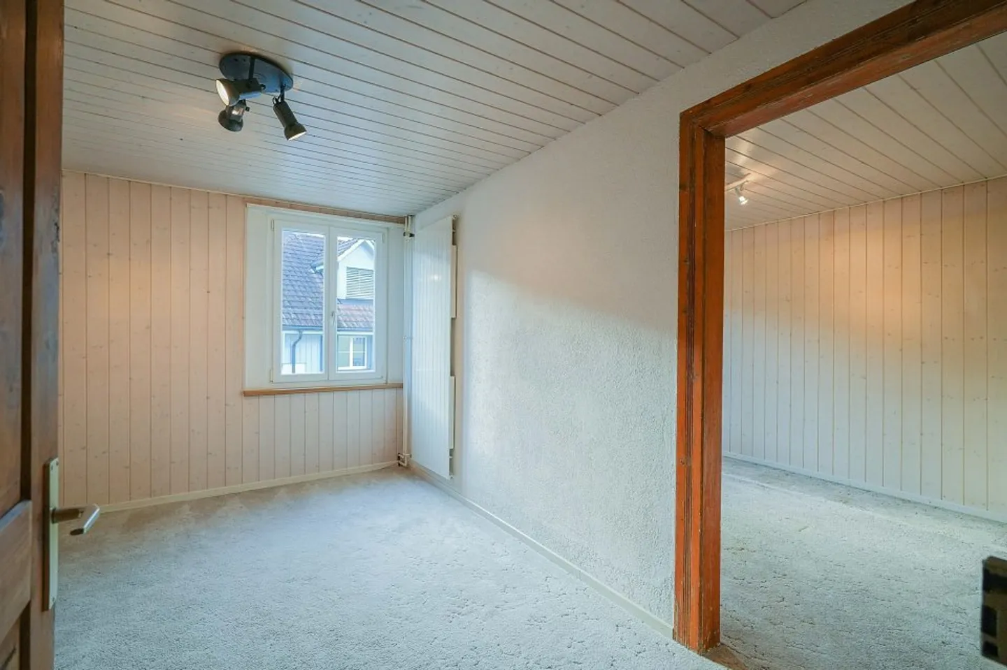 Affascinante e spazioso: casa con 6 stanze nel cuore del vecchio villaggio - Foto 9 di 13