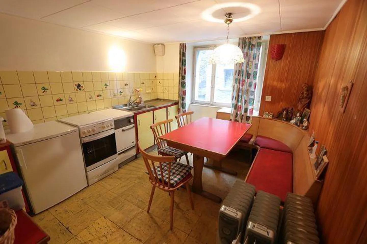 Tessinerhaus con tre grandi appartamenti e negozio - Foto 4 di 20