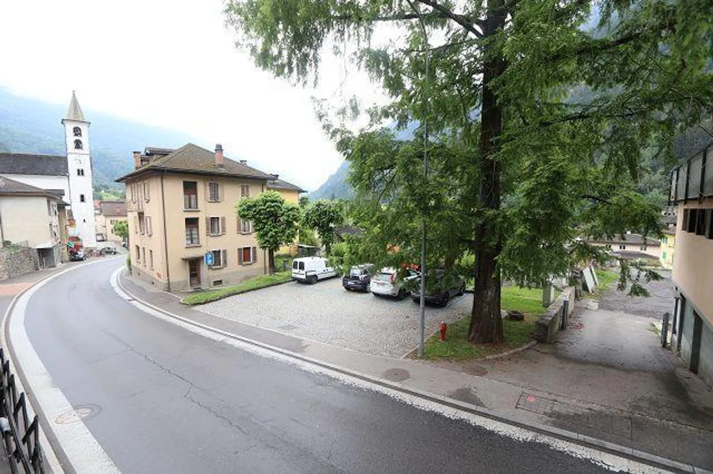 Tessinerhaus con tre grandi appartamenti e negozio - Foto 18 di 20