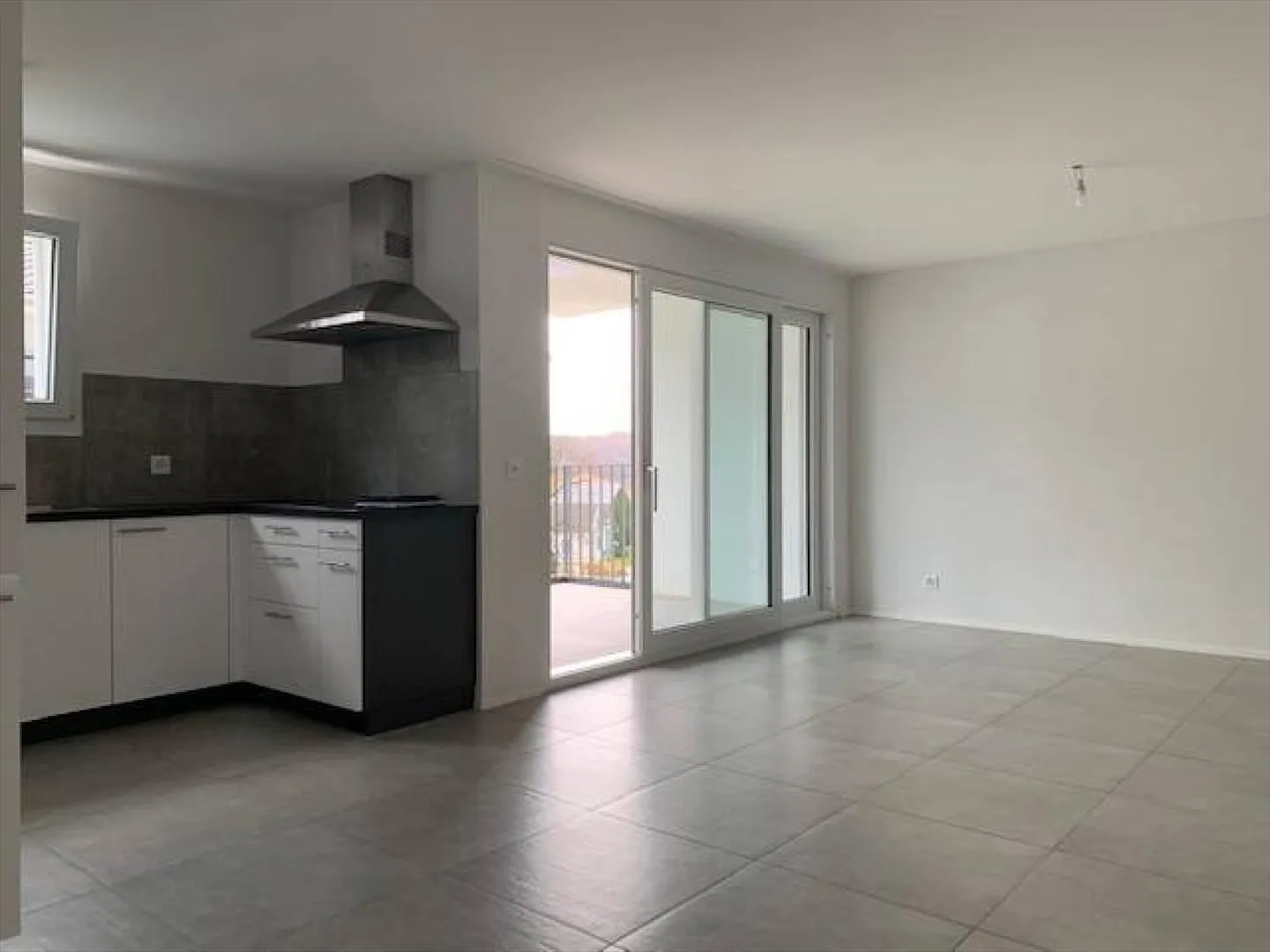 3.5 Room Apartment - Photo 2 of 9