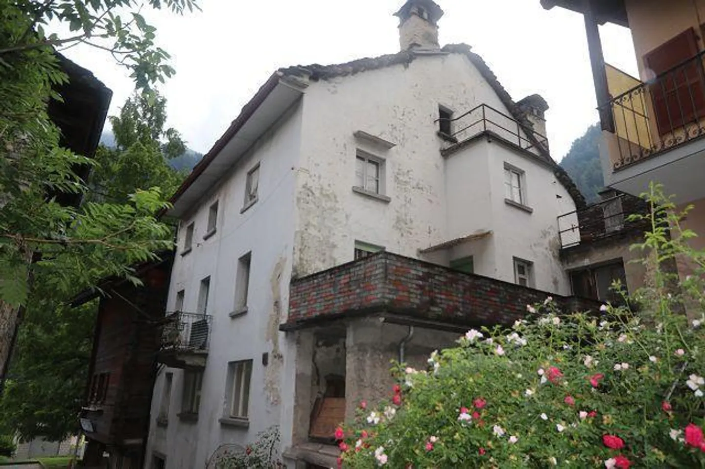 Tessinerhaus con tre grandi appartamenti e negozio - Foto 20 di 20