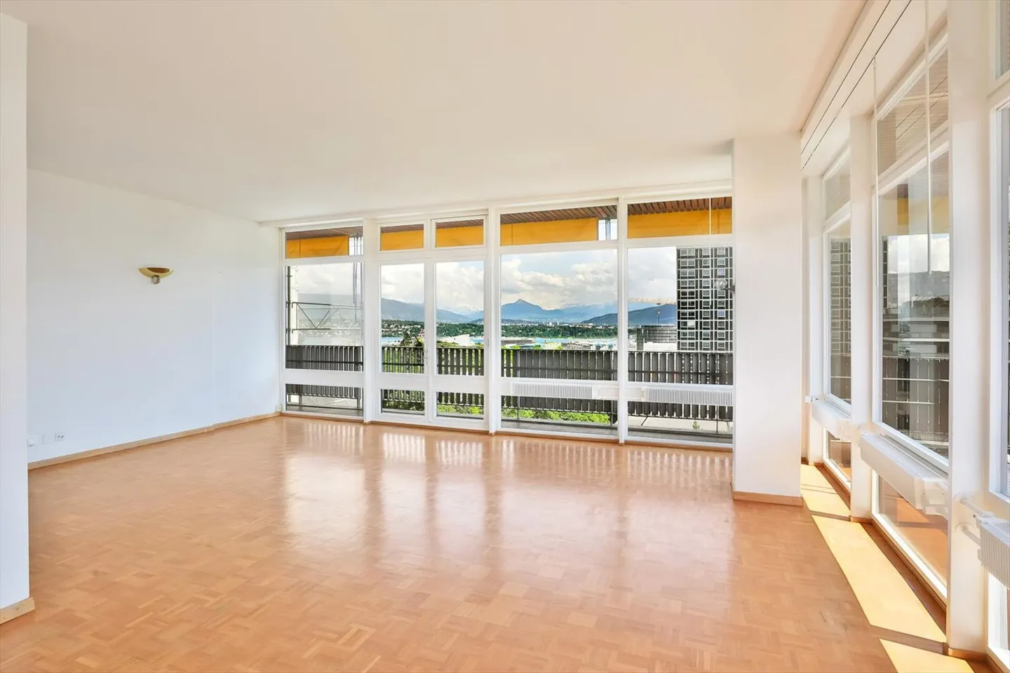Exceptional corner apartment with panoramic views of the lake and Mont-Blanc - Photo 8 of 13