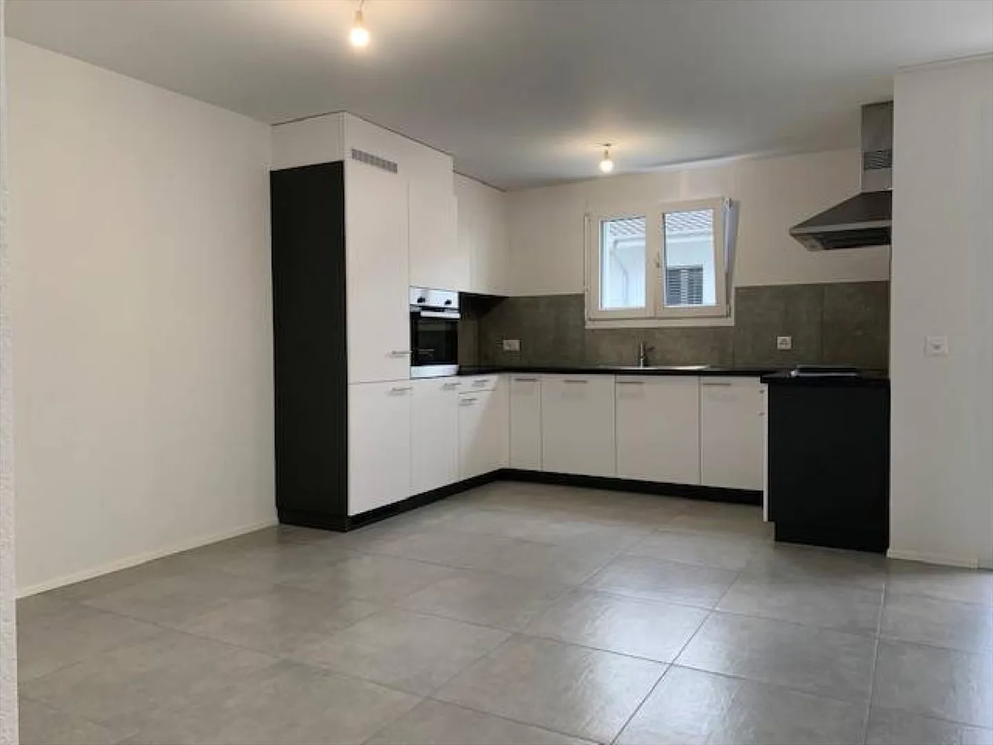 3.5 Room Apartment - Photo 1 of 9