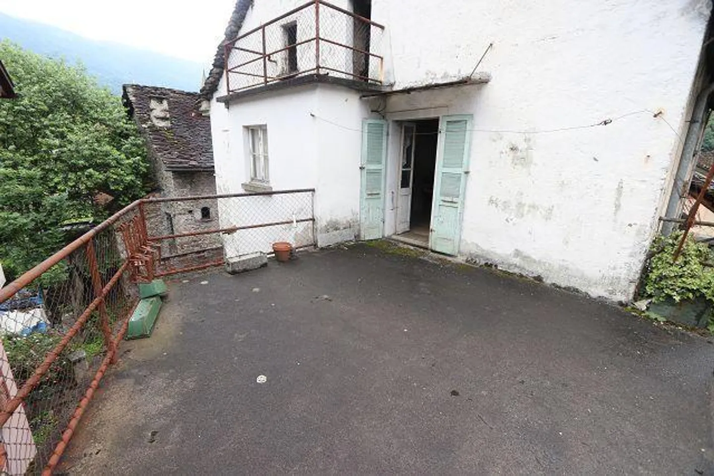 Tessinerhaus con tre grandi appartamenti e negozio - Foto 17 di 20
