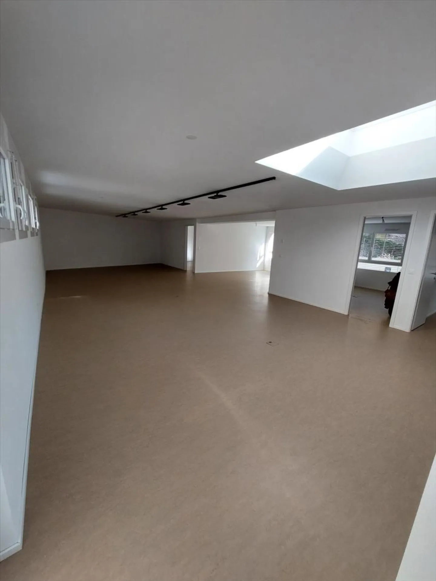 Bureau 188 m2, livré fini, quartier gare - Photo 2 sur 9