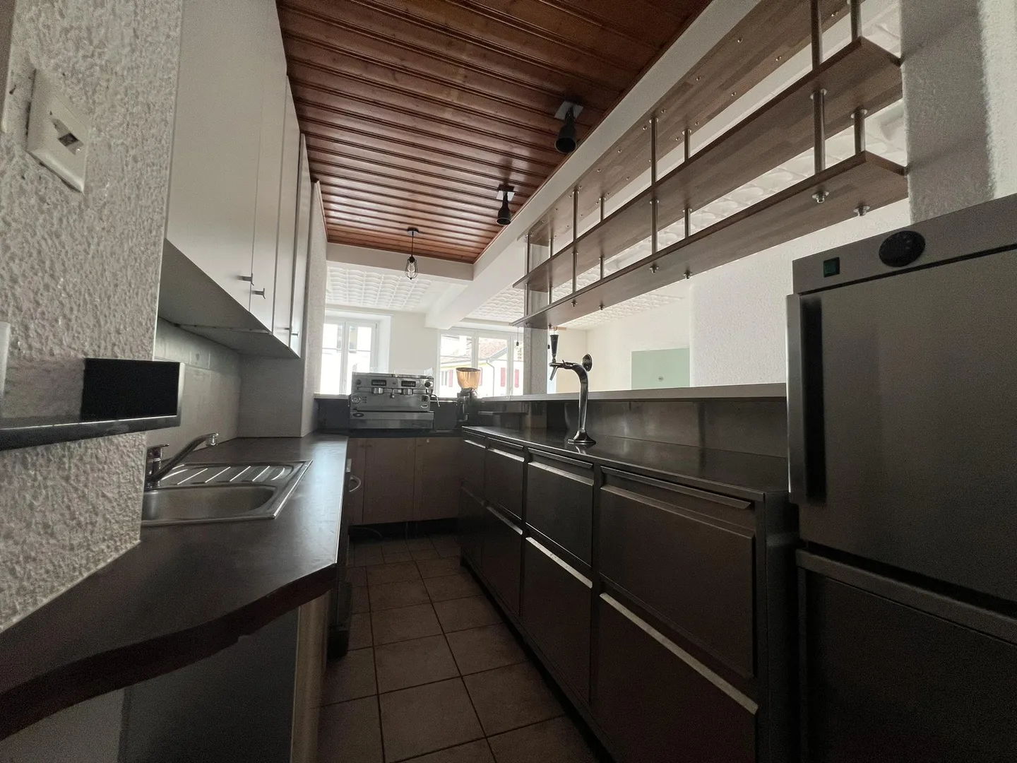 Warm commercial space for rent in the heart of the village - Photo 4 of 4