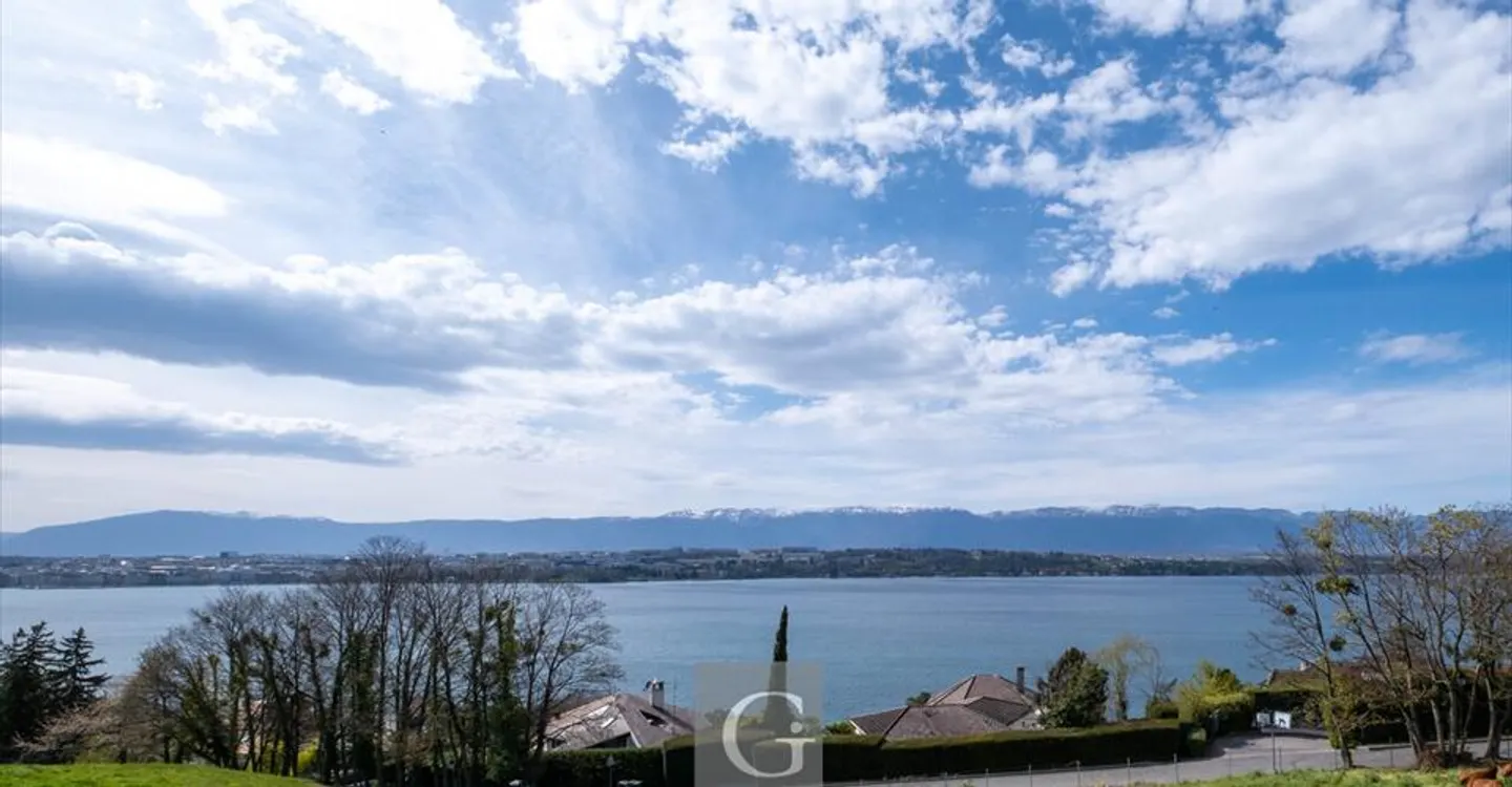 Superb building plot with panoramic view of the lake - Photo 1 of 1